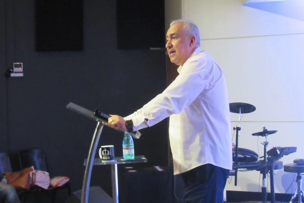 Diante do cenário que estamos vivendo, seja social, econômico, religioso, político, acredito que Deus está nos despertando para a nossa responsabilidade e nosso papel como igreja
